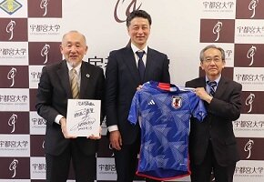 サッカー日本代表テクニカルスタッフ寺門大輔様（本学教育学部OB）が学長室を訪問しました